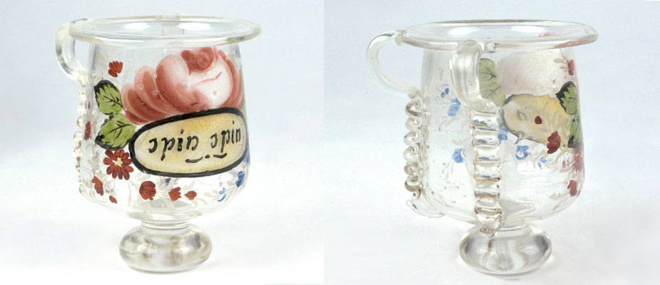Spinnglas, Böhmen Biedermeier Glas mit Schriftkartusche in Blumenranken. Rückseitig Glasbügel zur Befestigung am Spinnrad. Maße: H 8 cm x Durchmesser 6,5 cm Böhmen um 1820,