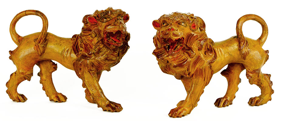 Grödener Löwen Paar schreitende Löwen in Zirbenholz geschnitzt. Originale Farbfassung in braun und gelb. Maße: B 18 x H 14 x T 6 cm Italien Grödnertal, Südtirol