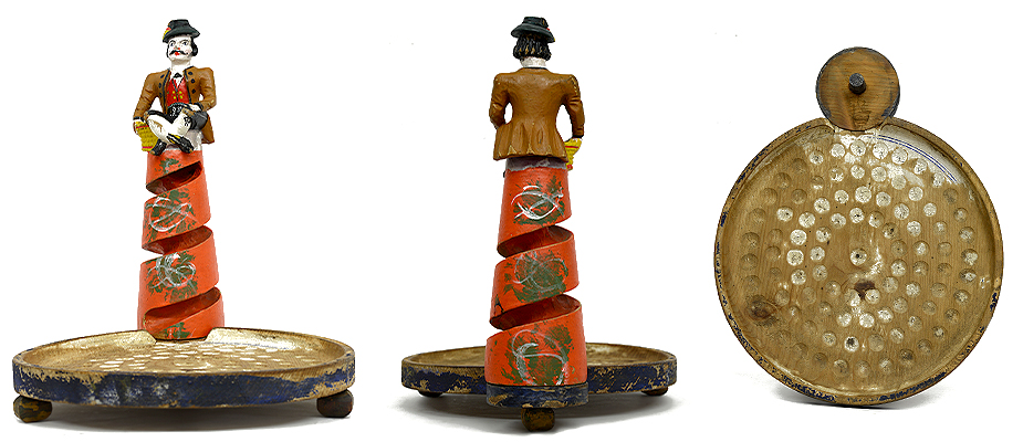 Kakelorum, Südtirol Traudl – ein Glückspielgerät aus Zirbenholz. Die turmförmige Spiralbahn bekrönt von einem Bauern in Trachtenkleidung, mit monogrammierten Federkielranzen. Die Farbfassung original. Der Spiralturm mit der Spielfläche teilbar. Die Kugelfläche mit den Zahlenmulden stark bespielt. Maße: Grödnertal, Italien 1. Hälfte 19. Jahrhundert vergl: Staatliche Museen Berlin, Spielzeugmuseum Nürnberg, Stadtgeschichtliches Museum Leipzig, Museum Ghereina Gröden