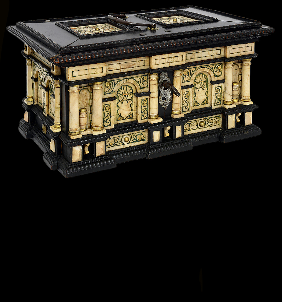 Schatulle, Römhild Renaissance Schatulle in Truhenform mit Architekturgliederung. Die Kassetten, Doppelsäulen, Quader und Halbkugeln aus Alabaster, grün und golden gefasst. Die Profilleisten, Flammleisten und furnierten Flächen, Birnbaumholz ebonisiert. Innen ein seitliches Klappdeckelfach. Die linke, und rechte Seite kann hochgeschoben werden. Dahinter mehrere Geheimfächer. Die Innenbeklebungen der Flächen in altem Ochsengallenpapier. Die Beschlagteile, Schlüssel und Schloß aus Eisen original. Maße: H 17 x B 34 x T 22 cm Thüringen, Römhild frühes 17. Jahrhundert vergl. Museum Herborn, Museum Ruhla
