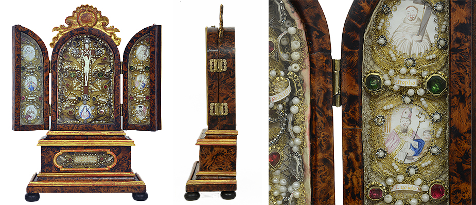 Klappaltar, Süddeutsch Im Mittelfeld, gekreuzigter Christus in Bein. Am Fuß des Kreuzes die Schmerzhafte Maria in Gouachemalerei auf Pergament. Die Szene mit zahlreichen Reliquien umrandet. Die Klosterarbeiten, Gold und Silberdraht, Perlen und Glassteinen. Die Seitenflügel mit Heiligenabbildungen und Reliquien. In der Predalla, Hl. Tuch von Turin, rückseitig gesiegelt. Das Gehäuse furniert mit Erlenkropfholz. Der Aufsatz und die Leisten original vergoldet. Die Beschlagteile Messimg graviert. Maße: geschlossen: H 40 x B 23 x T 10 cm, geöffnet: H 40 x B 30 x T 10 cm Bayern 1. Hälfte 18. Jahrhundert