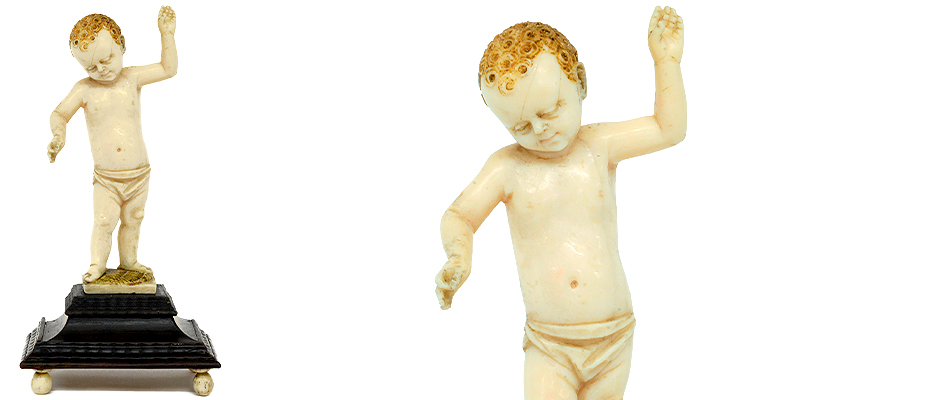 Loretokindl, Österreich Loretokindl der Kapuzinerinnen von der Ewigen Anbetung der Kirche St. Maria Loreto in Salzburg. Das Kindl aus einem Stück in Bein geschnitzt. Die Blume in Silber. Sockel und Flammleisten aus Birnbaumholz, schwarz ebonisiert. Maße: H 13 x B 6,5 x T 4,5 cm Österreich, Salzburg um 1700