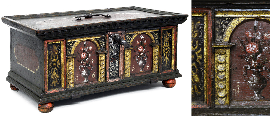 Schatulle, Süddeutsch Kleine barocke Schatulle in Truhenform. Der Korpus aus Eichenholz allseitig bemalt. Die Front architektonisch gegliedert in Rundbögen und Schuppenleisten. Die Bemalung und die goldenen Ornamente original. Die Bemalung in der Art der Malerfamilie Pittenharter. Innen, seitlich eine offene Lade. Die Beschlagteile, Tragegriff, Schloßhaken, Schloß, Schlüssel und Schlüsselschild aus Eisen, teilweise verzinnt. In den beiden Bogenfeldern datiert. Musealer Zustand keine Restaurierungen. Maße: H 20 x B 42 x T 24 cm Bayern, Wasserburg am Inn Barock datiert: 1624 vergl: Museum der Stadt Wasserburg am Inn