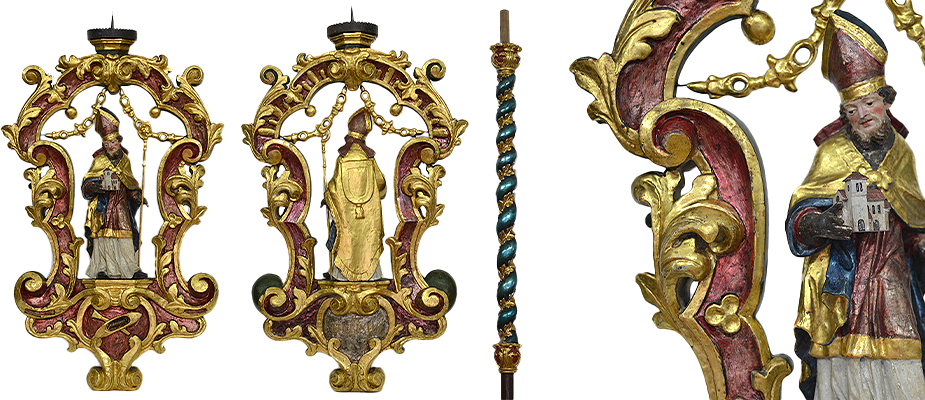 Zunftstange, Süddeutsch Große barocke geschnitzte Prozessionsstange der Weberzunft. Die Stange gedreht gewunden mit Akkantusblatt-Schnitzerei. Die Farbfassung rot, blauer Lüster und Gold. Der Aufsatz in Voluten geschnitzt. Der Hl. Severin, Patron der Weberzunft, mit Kirchenmodell vollplastisch geschnitzt. Die Lüstrierungen und die Farbfassung original. In der Kartusche Weberschiffchen und Weberrechen. Auf der Rückseite beschriftet S. Severin. Maße: Aufsatz H 87 x B 52 x T 13 cm, Stange H 245 cm, Gesammthöhe H 332 cm Bayern, Süddeutsch Mitte 18. Jahrhundert