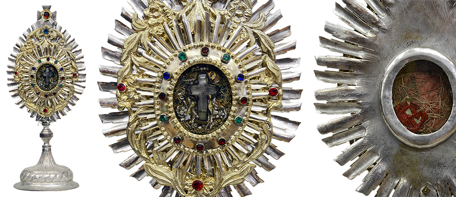 Wettersegen, Süddeutsch Monstranz als Wettersegen, messing feuervergoldet und versilbert. Standfuß in Ähren getrieben. Im Oval, Kreuzpartikel in Silberfiligran und Bleikristall gefaßt. Rückseitig, Glasrahmen zum öffnen mit Kardinalssiegel. Die Umrandung mit farbigen Glassteinen besetzt. Maße: H 36 x B 16 x T 10,5 Bayern Louis-seize um 1770 Standkreuz, Süddeutsch